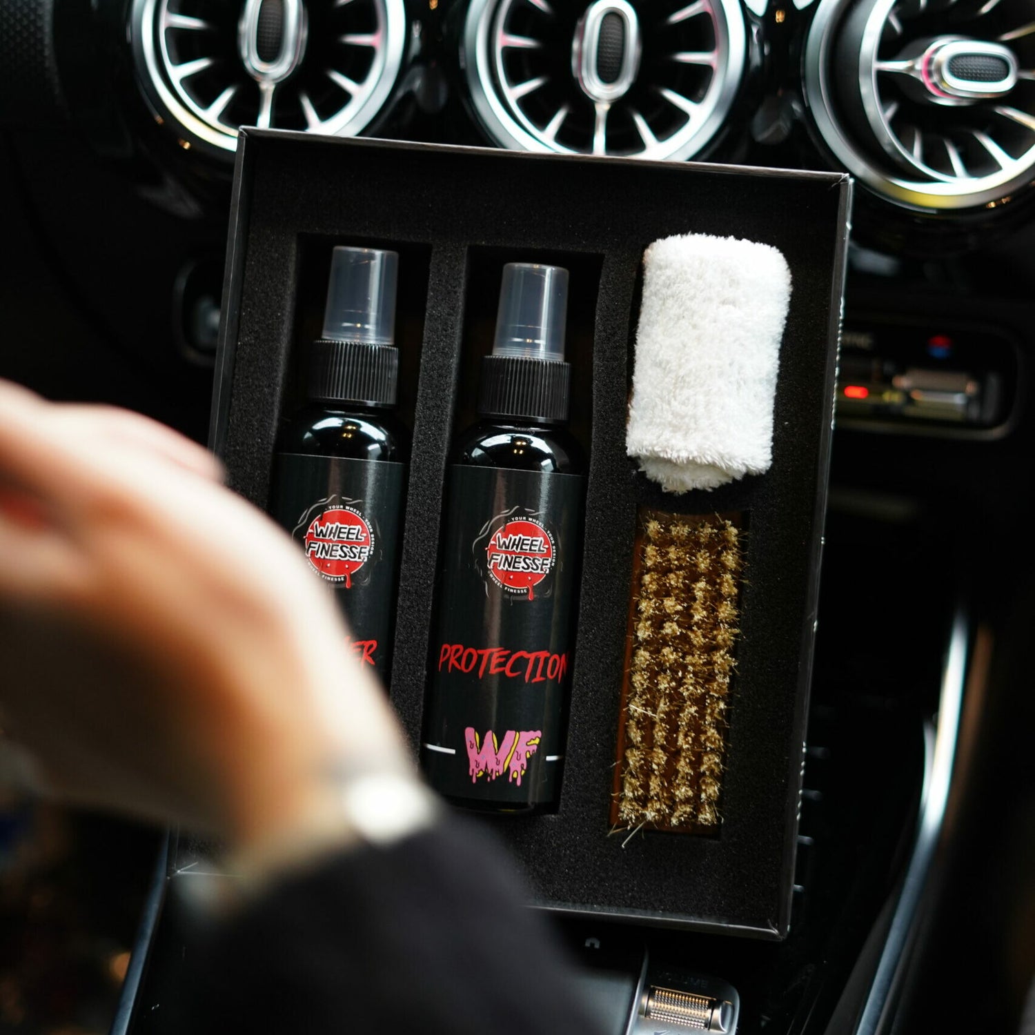 Car interior cleaning kit with Alcantara cleaner, brush, cloth and protection spray